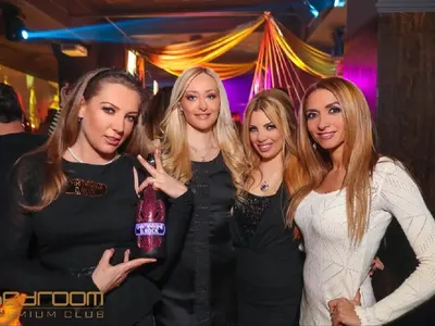 Христо Сираков почерпи плеймейтки за 8 март с питие №1 в Bedroom (СНИМКИ)