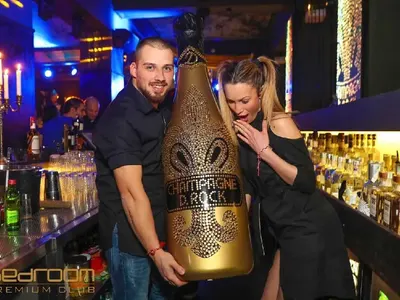 Христо Сираков почерпи плеймейтки за 8 март с питие №1 в Bedroom (СНИМКИ)