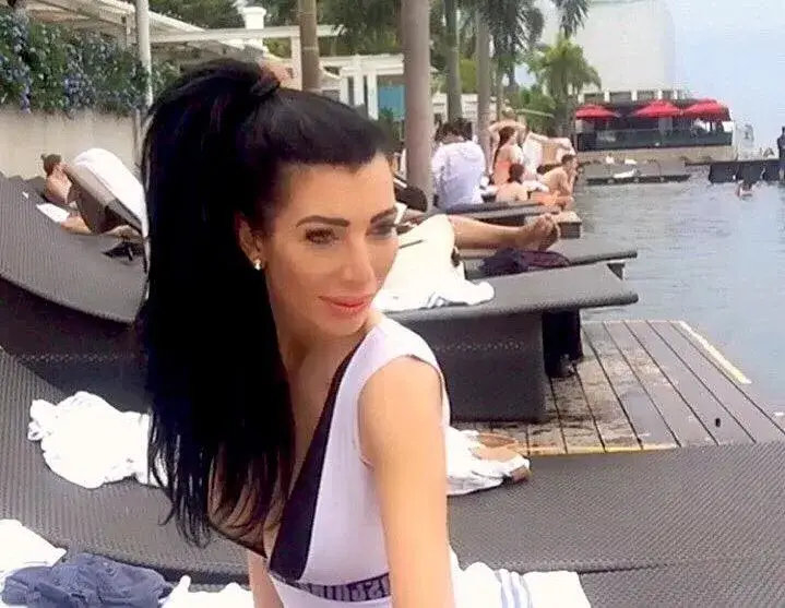 Катрин Вачева си показа прелестите в Сингапур за РД (Снимки)