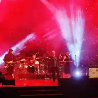 Лора Караджова се втали след бебето, певицата заряза провокативната си визия и поведение