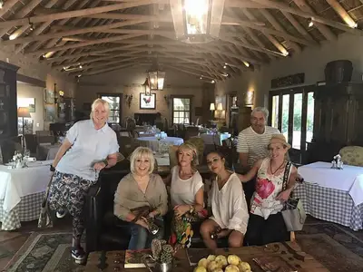 Лора Виденлиева на меден месец в ЮАР, посреща приятелки от България (Фото)