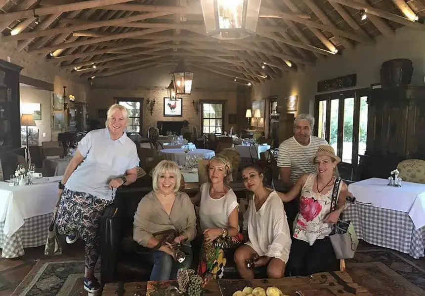 Лора Виденлиева на меден месец в ЮАР, посреща приятелки от България (Фото)