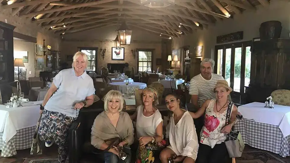 Лора Виденлиева на меден месец в ЮАР, посреща приятелки от България (Фото)