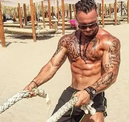 Митака от София ден и нощ щял да вдига сватба с мъж, имал интимни отношения и с Ники Китаеца на Азис (Още за тъмната страна от живота на мачото + Снимки))