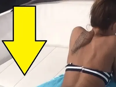 Моника, защо ни показа тази шокираща гледка? Валериева изтипоса дупе със странни белези в мрежата (ВИЖТЕ го отлблизо ТУК)