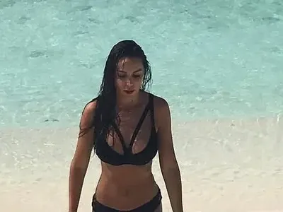 От скромното коте вече няма и следа! Алисия показа най-тайните си части (Снимка)