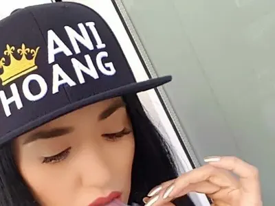 Потресаващо скандално! Ани Хоанг се снима как пуши КОЗ! Фенове я РАЗКОСТИХА! (Вижте в галерия шокиращото фото + коментари)