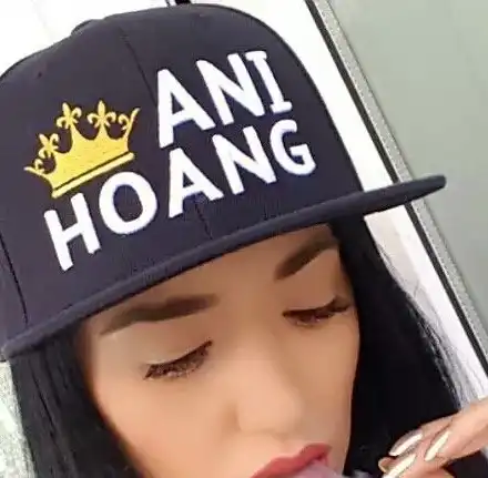 Потресаващо скандално! Ани Хоанг се снима как пуши КОЗ! Фенове я РАЗКОСТИХА! (Вижте в галерия шокиращото фото + коментари)