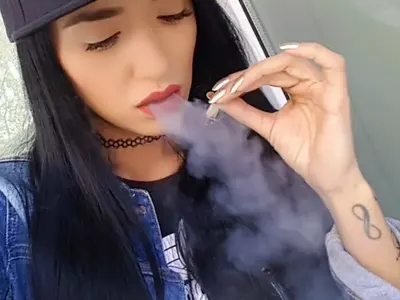 Потресаващо скандално! Ани Хоанг се снима как пуши КОЗ! Фенове я РАЗКОСТИХА! (Вижте в галерия шокиращото фото + коментари)