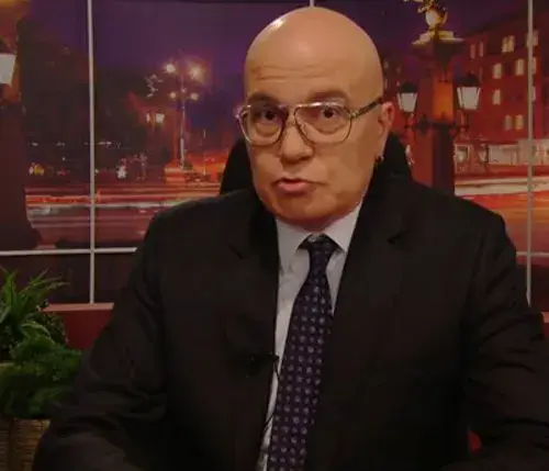 Слави Трифонов събира погледите с очила за 30 бона