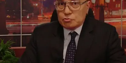 Слави Трифонов събира погледите с очила за 30 бона