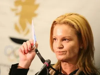 Стефка Костадинова се обезобрази! Легендарната спортистка опъна бръчки, лицето й е като нажилено от рояк оси