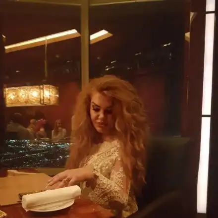 Ваня Червенкова чукна 50 в Дубай (Вижте МНОГО СНИМКИ от уникалното парти)