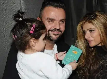 Вече живее като същински благородник! Графа се нанесе в палат за 1 милион! Нае си градинар и две прислужници (Подробности)