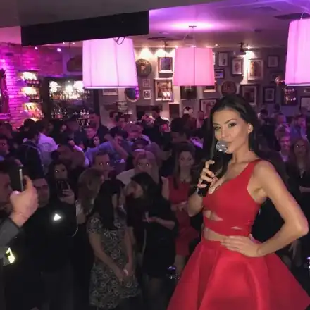 Всестранно развит талант! Преслава си уши рокля сама (Снимки)