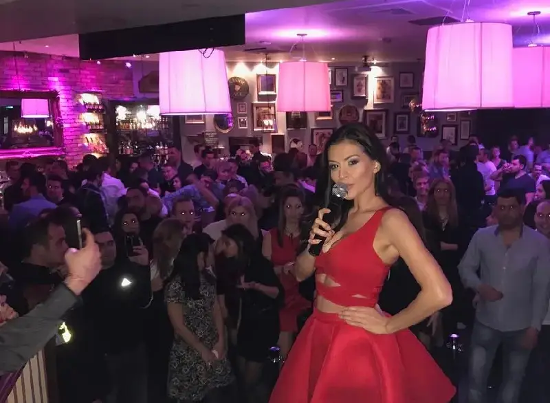 Всестранно развит талант! Преслава си уши рокля сама (Снимки)