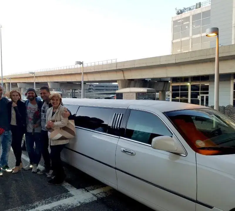 10-метрова бяла лимузина вози Блатечки и Врачански в Ню Йорк