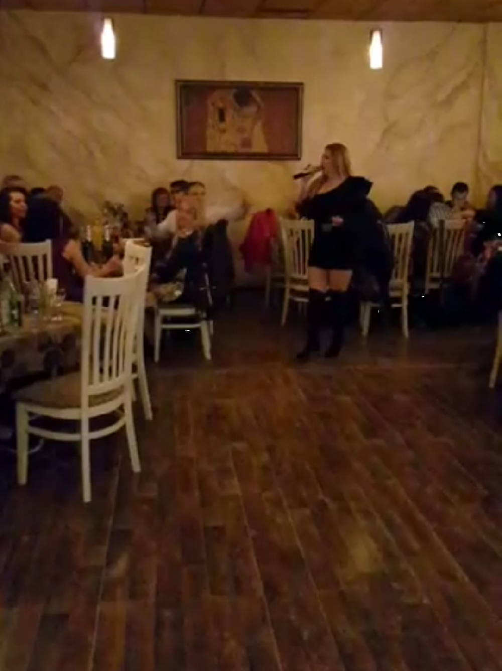 Някогашната звезда на Пайнер Рени унизена ЖЕСТОКО! Пее в квартални кафенета срещу мизерен хонорар, клиентите питат „коя е тази?“ (Снимки)