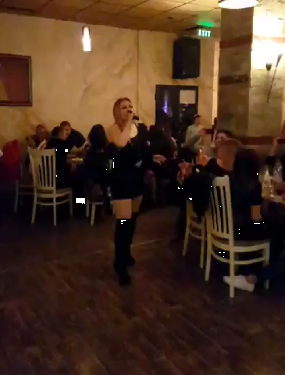 Някогашната звезда на Пайнер Рени унизена ЖЕСТОКО! Пее в квартални кафенета срещу мизерен хонорар, клиентите питат „коя е тази?“ (Снимки)