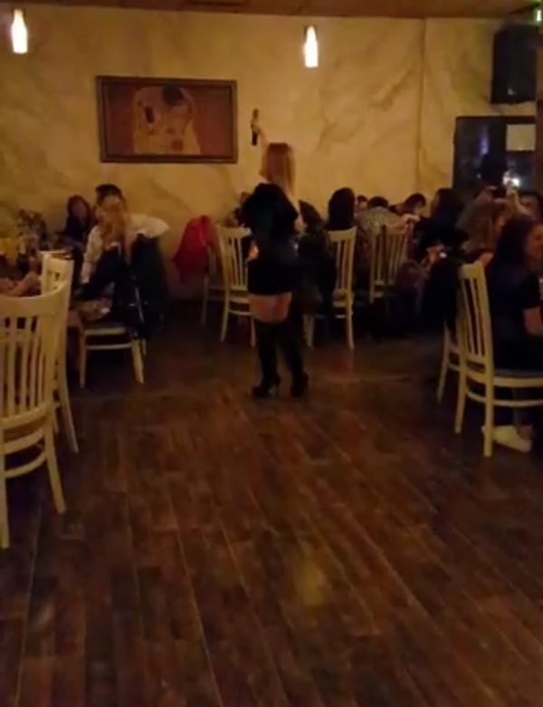 Някогашната звезда на Пайнер Рени унизена ЖЕСТОКО! Пее в квартални кафенета срещу мизерен хонорар, клиентите питат „коя е тази?“ (Снимки)