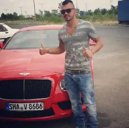 Азис пришпори червеното Бентли на Божинов, кара звяра сам (Вижте колко цака за него)