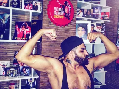 Азис с отчаяна стратегия за самореклама, кариерата му върви към дъното