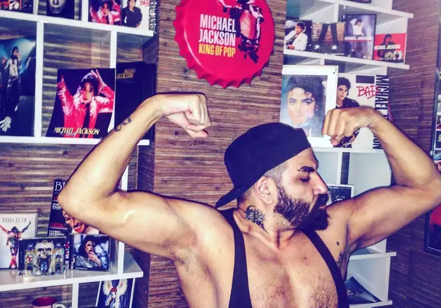 Азис с отчаяна стратегия за самореклама, кариерата му върви към дъното