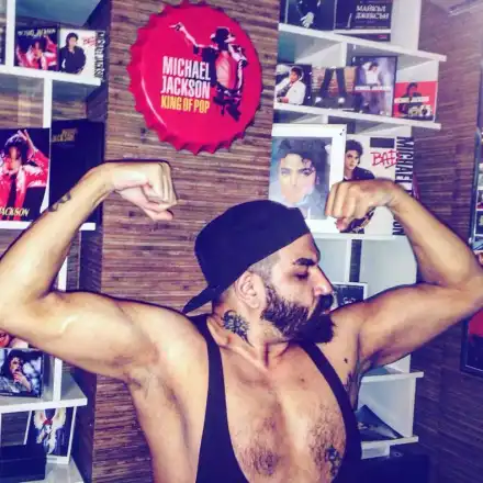 Азис с отчаяна стратегия за самореклама, кариерата му върви към дъното