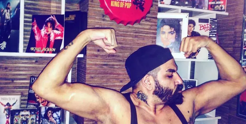 Азис с отчаяна стратегия за самореклама, кариерата му върви към дъното