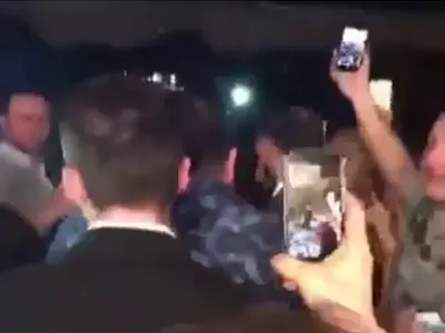 Азис се похвали: Ето така се влиза в клуб в Турция!  (Посрещат го като мега звезда + още за истерията по него в Измир и видео)