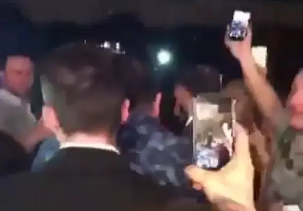 Азис се похвали: Ето така се влиза в клуб в Турция!  (Посрещат го като мега звезда + още за истерията по него в Измир и видео)
