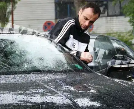 Бербатов сложи звезди като Роналдо в джоба си, бръмчи с „Бентли” за половин милион