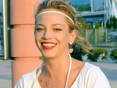 Бившата на Куката закъса с парите, заработва като диджей