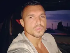 Божинов нагъва сандвич с крила от прилеп + още за китайските му приключения