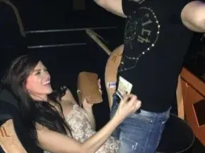 Бориса Тютнджиева скъса каишката! Пъха банкноти в чатала на мургав мъжага, той й върти кючеци