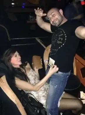 Бориса Тютнджиева скъса каишката! Пъха банкноти в чатала на мургав мъжага, той й върти кючеци