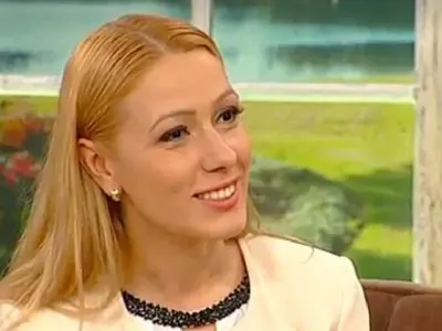 Деси Бакърджиева трупа пачки от гримове! Продава най-качествената козметика!