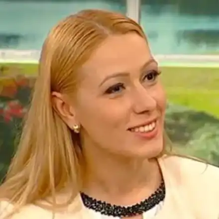 Деси Бакърджиева трупа пачки от гримове! Продава най-качествената козметика!