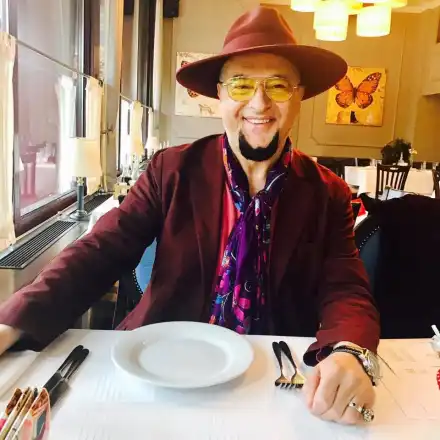 Евгени Минчев си боядисва брадата, оформи я във формата на прилеп