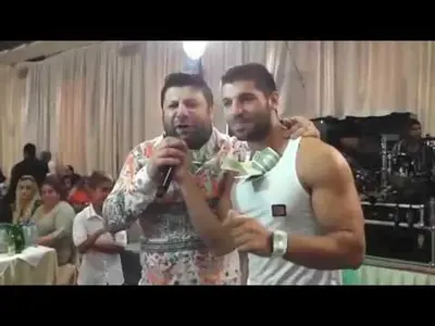 Фики като евтина кючекчийка, пълнят потника му с долари, баща му с яка от банкноти (Уникално видео)