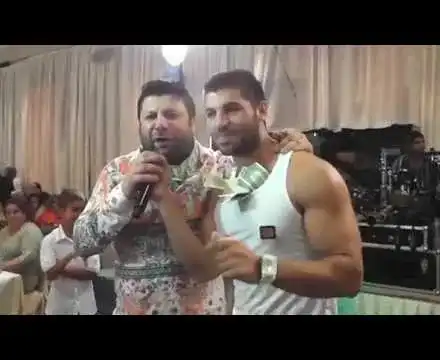 Фики като евтина кючекчийка, пълнят потника му с долари, баща му с яка от банкноти (Уникално видео)