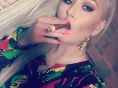 Гери-Никол се похвали как пафка трева, фенове я нападнаха, колеги я нахъсват (Всичко за скандала)