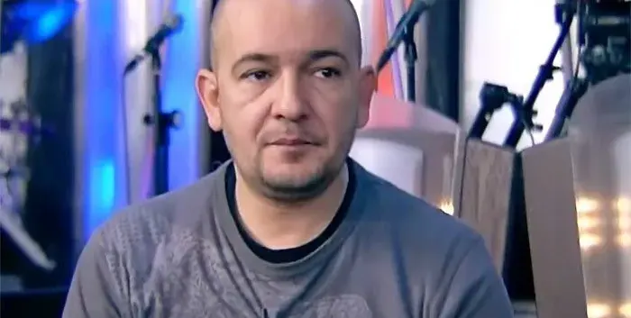 Годжи лудна по Камелия (Басистът я преследва с неприлични предложения)