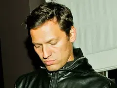 И новата на Орлин Павлов го заряза, певецът ходи сам на кино