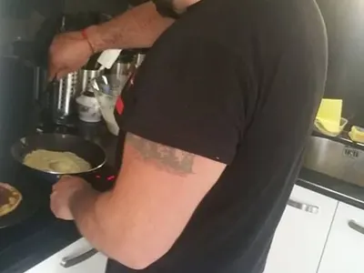 Животното прави първи палачинки по затворническа рецепта за силиконова бомба (Снимки)