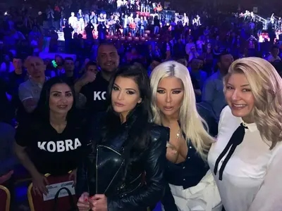 Кобрата с мощна подкрепа срещу Кевин Джонсън (Андреа, Преслава и Софка със специални тениски за боксьора)