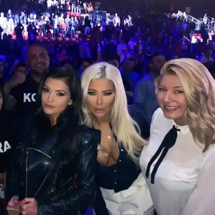 Кобрата с мощна подкрепа срещу Кевин Джонсън (Андреа, Преслава и Софка със специални тениски за боксьора)