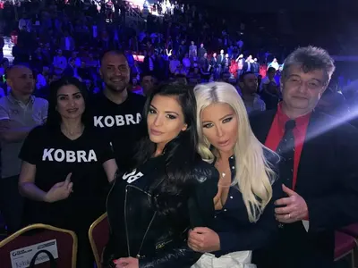 Кобрата с мощна подкрепа срещу Кевин Джонсън (Андреа, Преслава и Софка със специални тениски за боксьора)