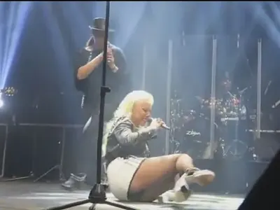 Лепа Брена се преби на сцената и пя със зверски болки в глезена (Видео)