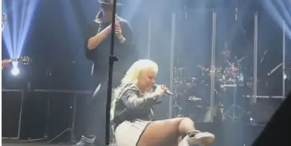 Лепа Брена се преби на сцената и пя със зверски болки в глезена (Видео)